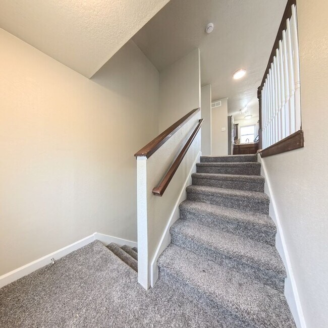 Building Photo - Charming 3 bedroom 2 bathroom home