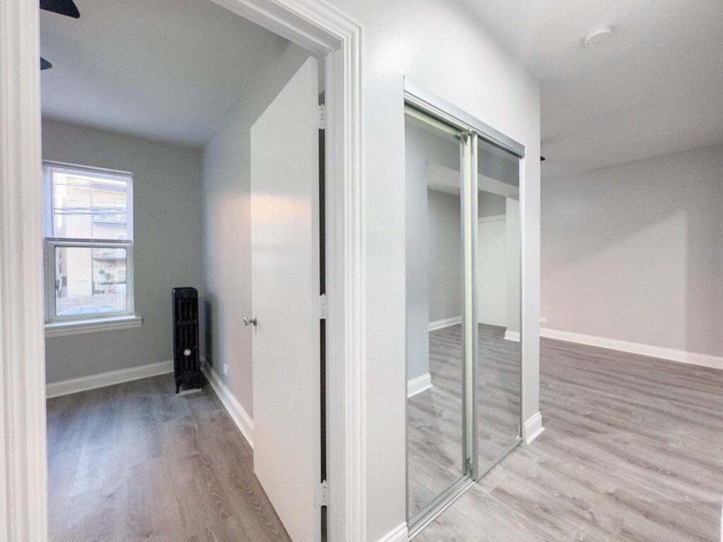 Building Photo - 4037 N Kenmore Ave