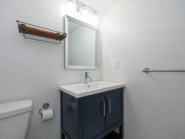 Building Photo - 5 Bedroom, 2.5 Bathrooms Home