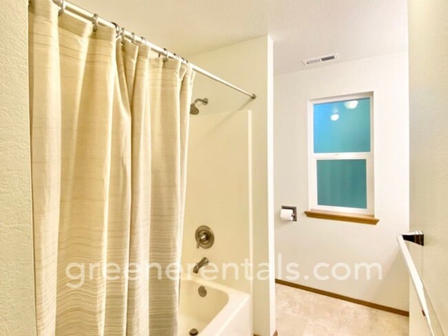 Building Photo - Quaint 2BR 1.5BA Condo in the Vineyards