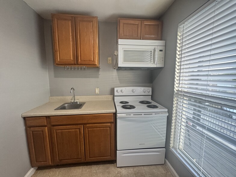 Kitchen - 106 N Carter St