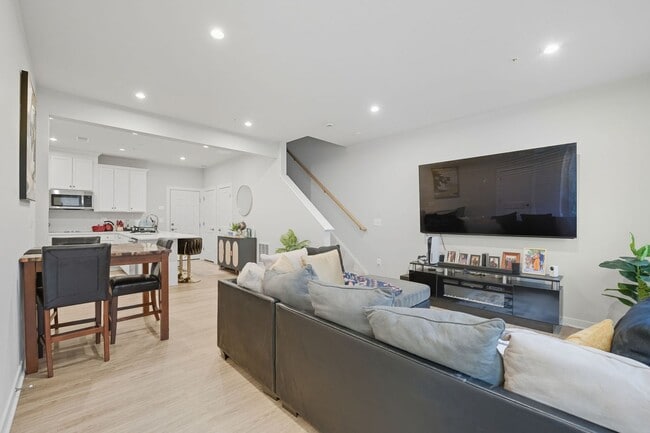 Building Photo - 707 Thomas Ln