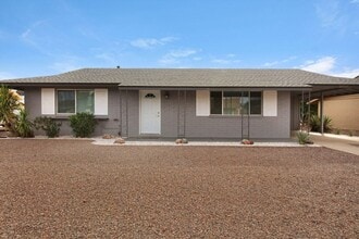 Building Photo - Updated 3 bedroom 2 full bathroom in Sun City