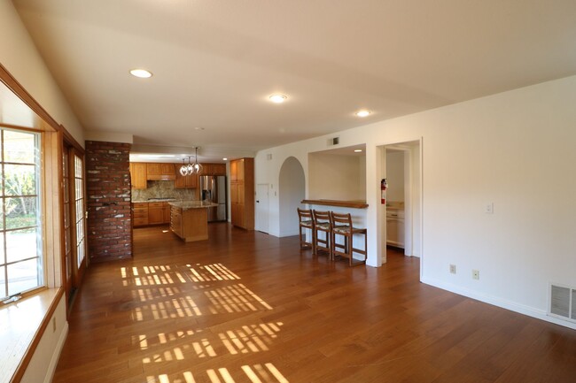 Building Photo - Beautiful home for Lease in Newbury Park!