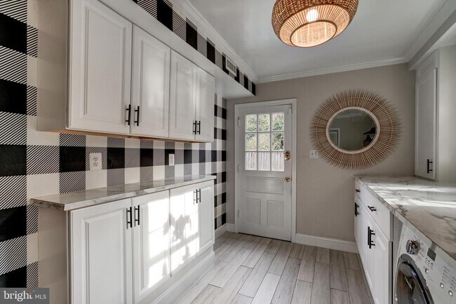 Building Photo - 5703 Brookside Dr