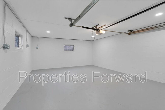 Building Photo - 1734 Eastfield Dr N