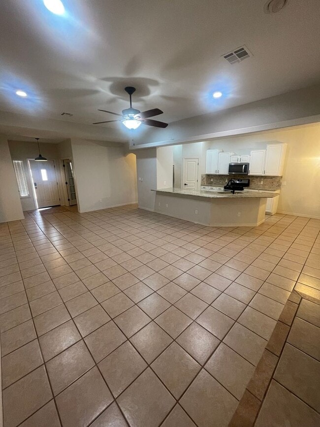 Building Photo - Gorgeous 4 bedroom/3 bathroom home located...