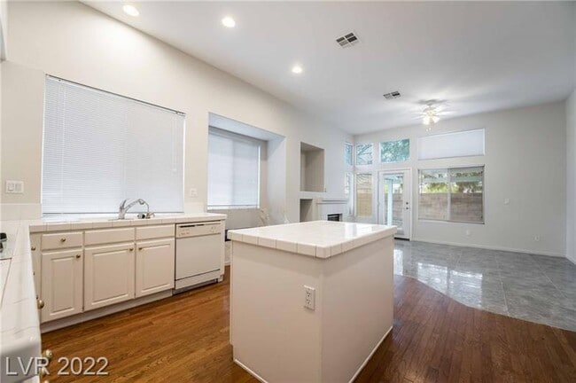 Building Photo - 8043 Shadowvale Dr