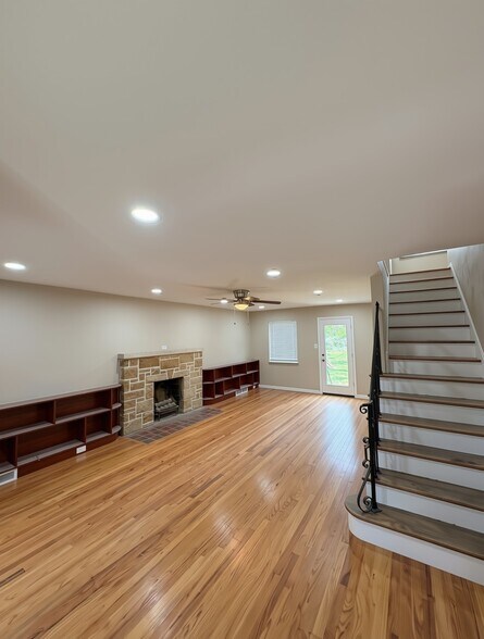 Building Photo - 5125 Highview Dr