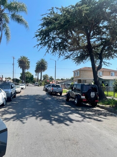 Building Photo - 1419 W 58th Plz