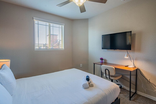 Building Photo - 1275 E University Dr