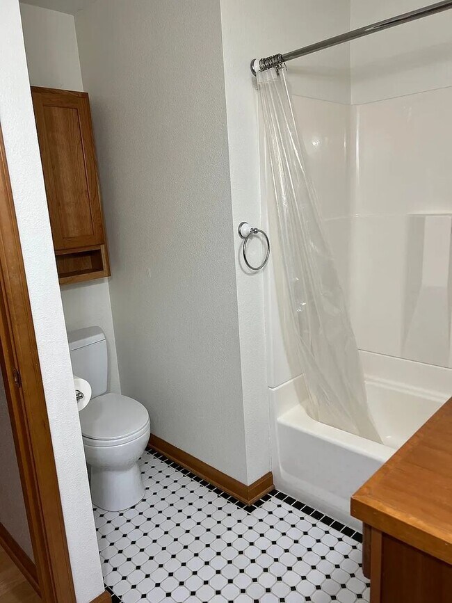 Building Photo - CUSTOM 3BD 2.5BA HARDWOOD FLOORS THROUGHOUT