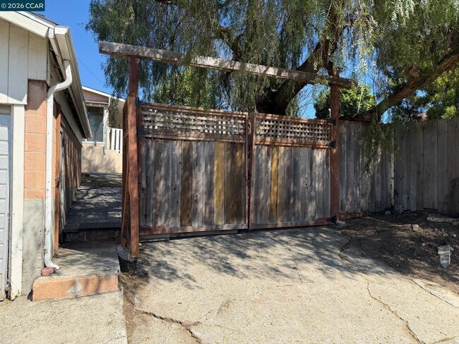 Building Photo - 729 Pennsylvania St