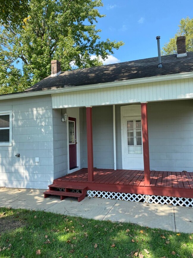 Building Photo - 2 Bed House with Garage