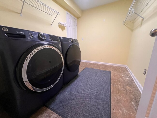 Building Photo - 1093 Wintergreen Ln