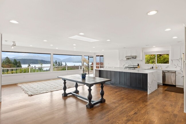 Building Photo - Lochmoor Lakeview Home in Bellevue