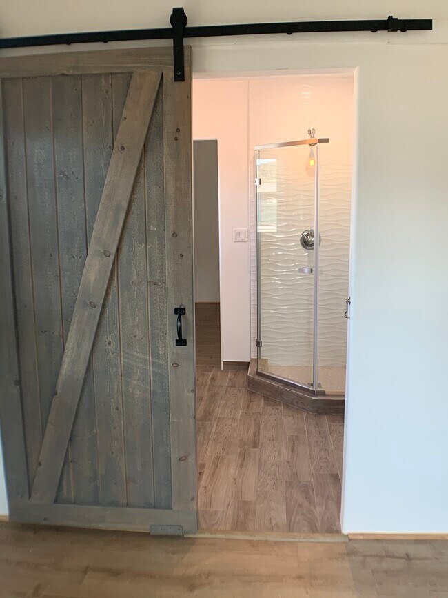 Bedroom 2 to Bathroom - 1312 S Victoria Ave