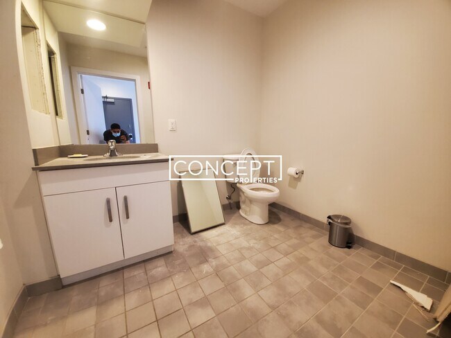 Building Photo - 601 Albany St