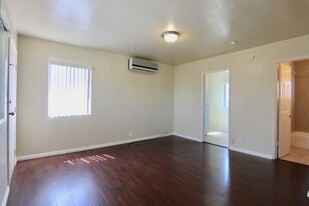 Building Photo - 3345 Del Mar Ave