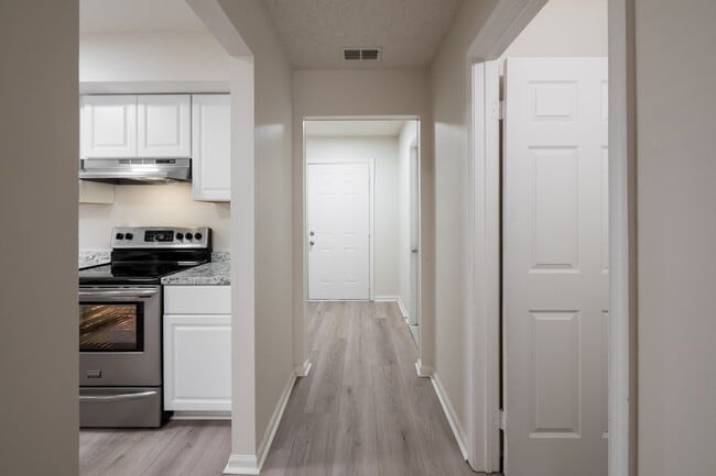 Building Photo - Newly Renovated 3 Bedrooms 2.5 Bathroom Home