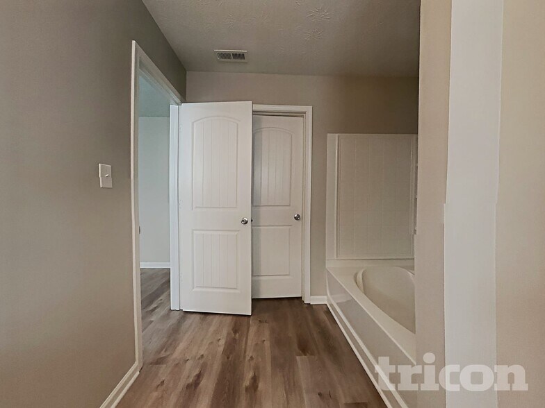 Building Photo - 7952 Apalachee Dr