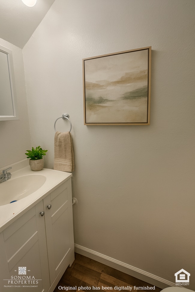 Building Photo - Charming 2BD/1.5BA Duplex