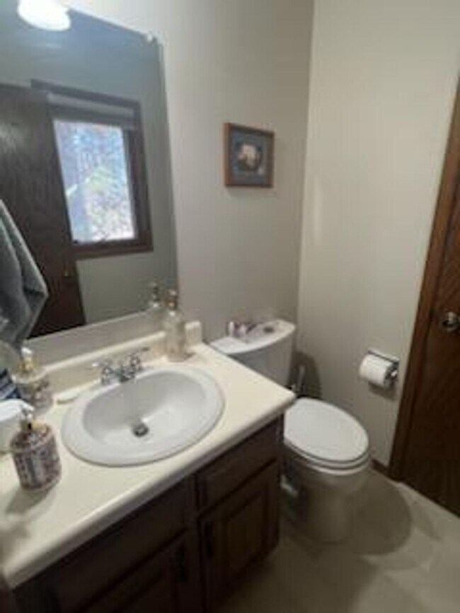 Building Photo - For Rent – 3 Bedroom Home in Sunset Hills, Pella