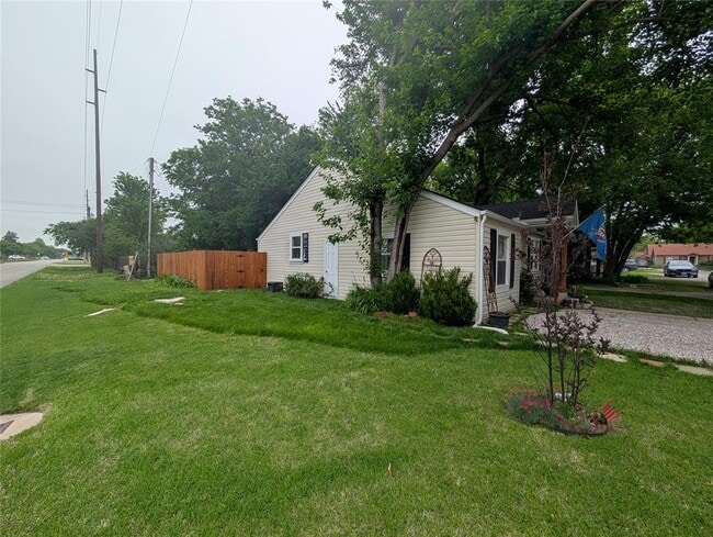 Building Photo - 101 Maple Ln