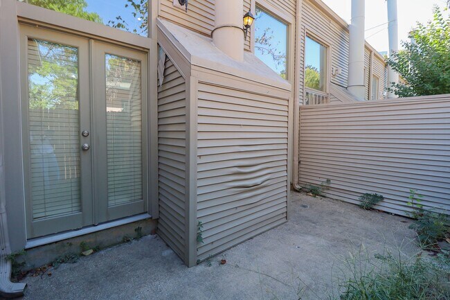 Building Photo - 1 Bed | 1.5 Bath Near Downtown Tulsa!