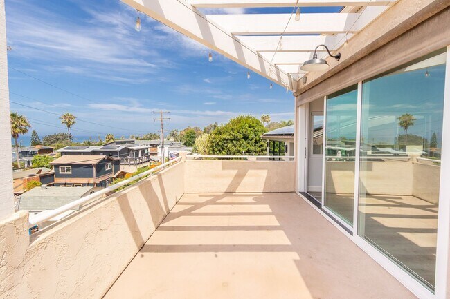 Building Photo - Beautiful 3Bed/2.5Bath Oceanview Home in C...