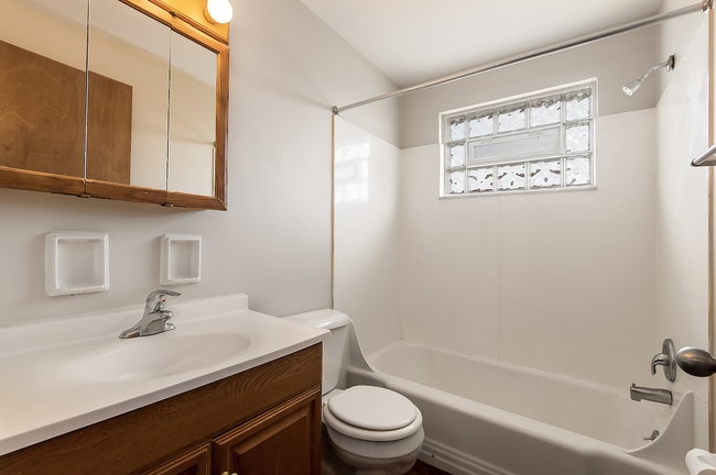Building Photo - 880 N Meadows Ct