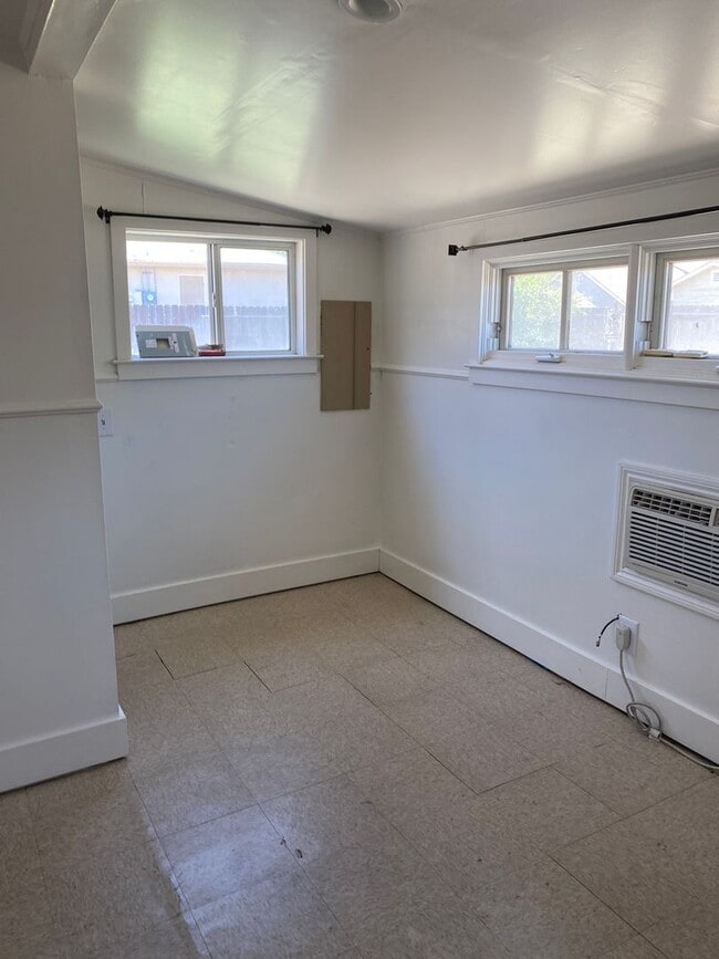 Building Photo - COMING SOON!! DESIREABLE LOS BANOS SOUTH S...