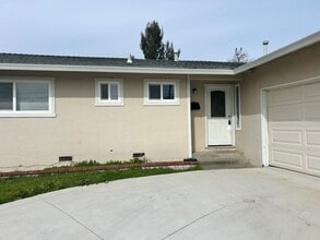 Building Photo - Single Level 3 Bedroom 2 Bath House in Rohnert Park