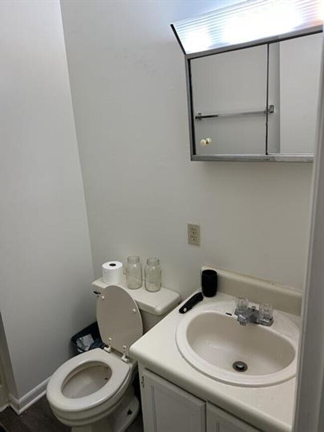 Building Photo - Spacious Townhome Near Campus