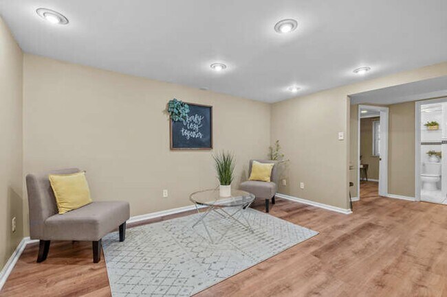 Building Photo - Updated 3-Bedroom, 2-Bath Home in the Heart of Englewood - Available Now!