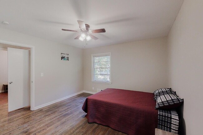 Building Photo - Hickory Hills Estates Home, a 8 minute walk to transit stop N Hairston Rd & 452