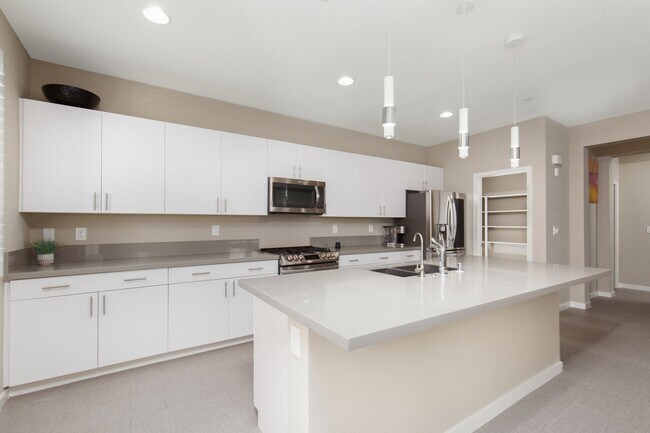 Building Photo - Fully furnished luxury townhome in Affinit...
