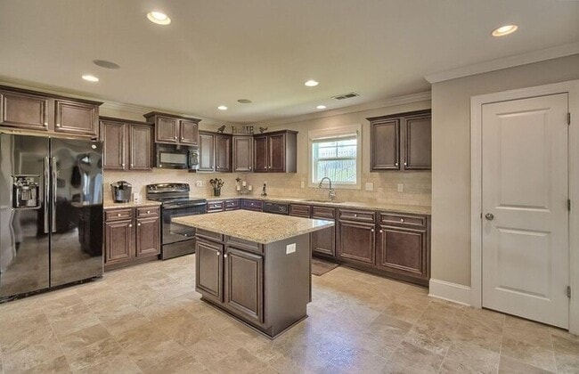 Building Photo - Spacious home for big families