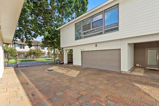 Building Photo - Contemporary Townhome Steps from Downtown/...