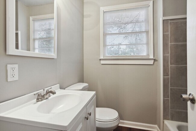 Building Photo - Large 3BR/2BA Near Downtown Savannah Home For Rent