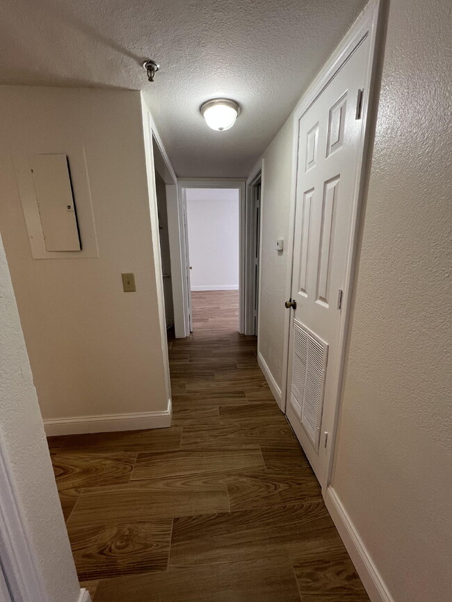 Building Photo - Newly Remodeled 2BR unit