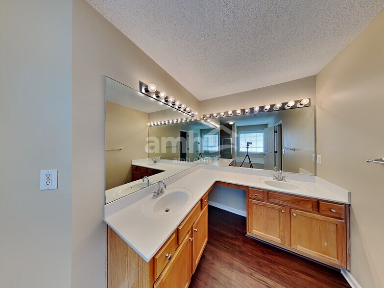 Building Photo - 3450 Ridgefair Dr