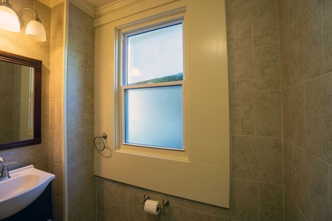 Building Photo - AVAILABLE 8/1/26  3 Story Townhouse On Qui...