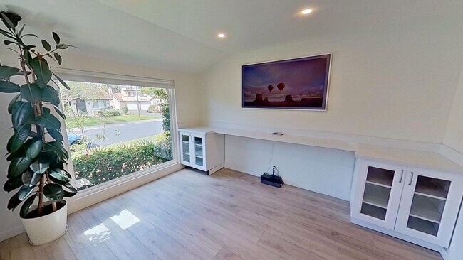 Building Photo - Spacious 3 bed / 2 bath in the More Mesa area