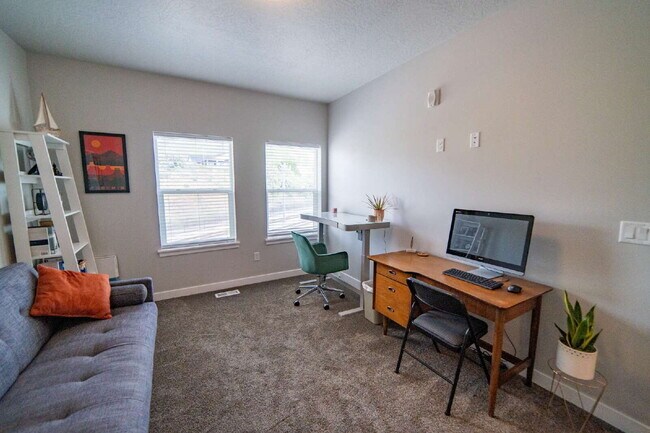 Building Photo - Gorgeous Modern Townhome in Draper