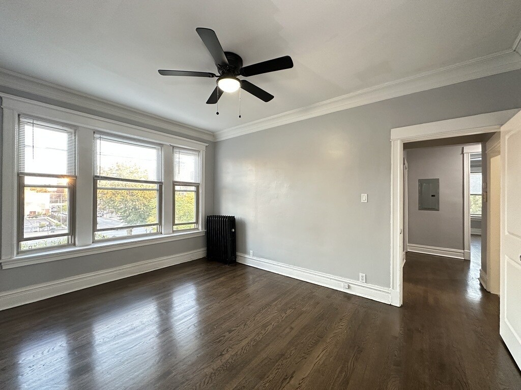 Building Photo - 1214 W Rosemont Ave