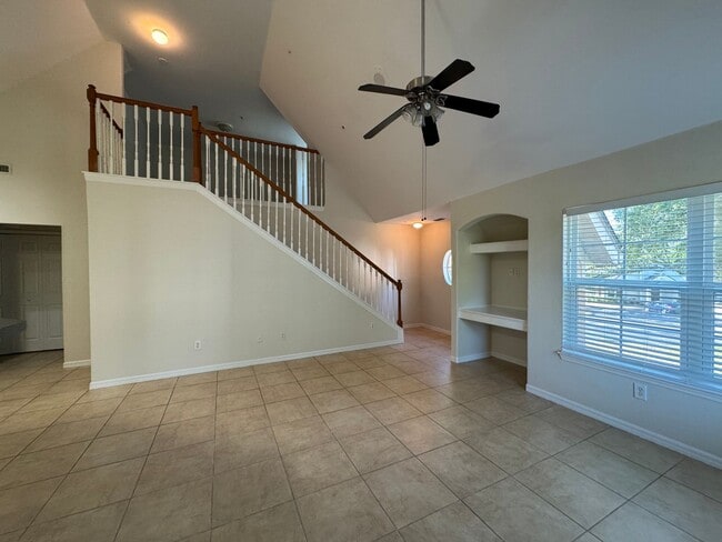 Building Photo - Hamptons in Metrowest  3 bedroom 2 Bath wi...