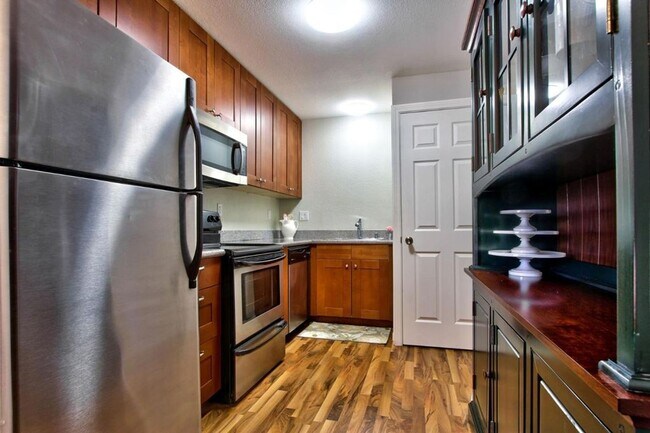 Building Photo - Great One Bedroom Condo in Monterey