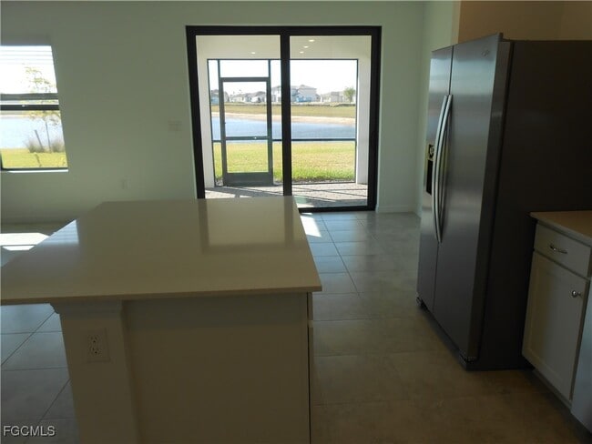 Building Photo - 623 Lakeside Oasis Ave