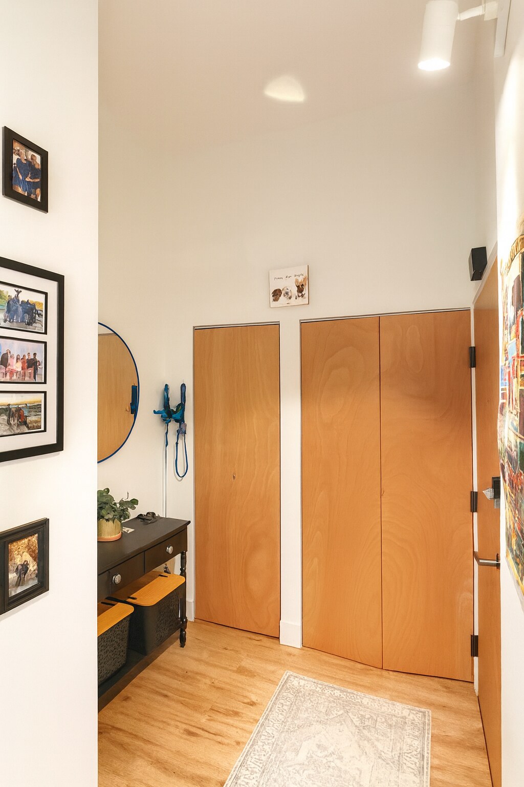 Entry Foyer offers 3 closets - 99 Silver St